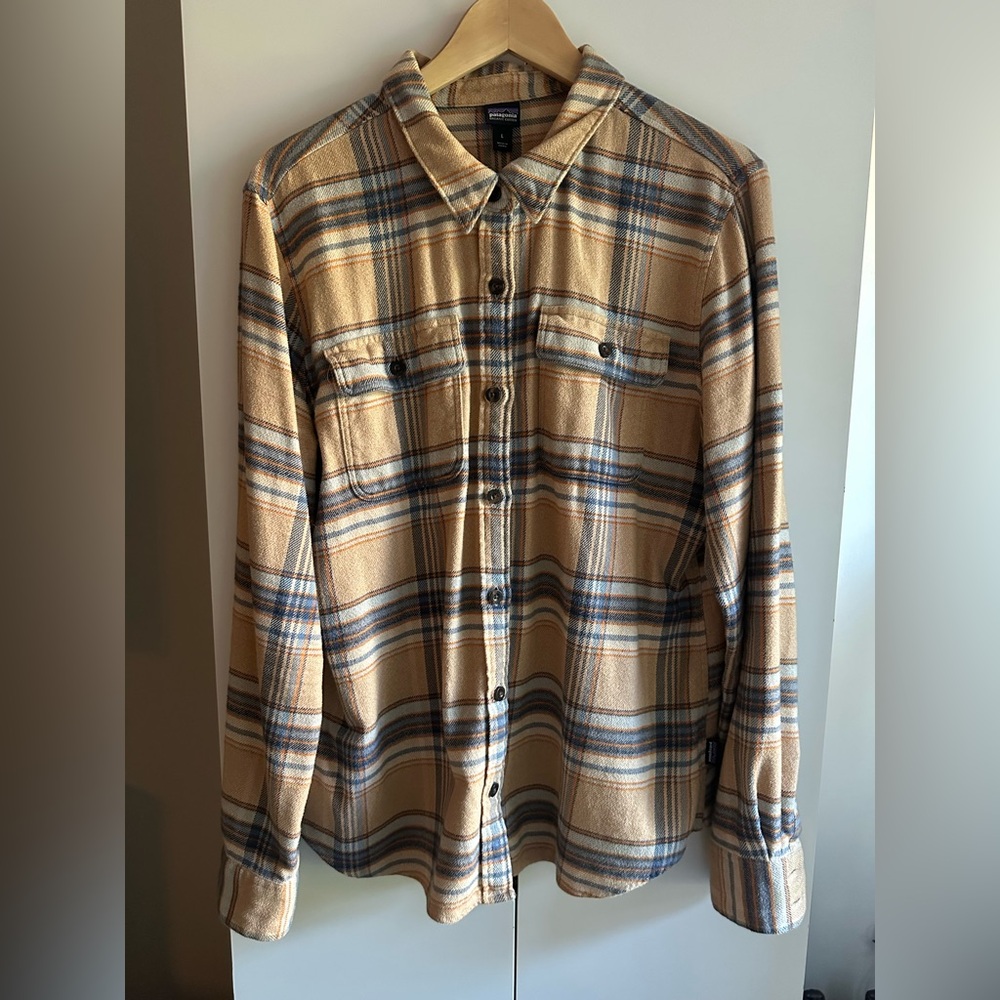 Size L Women’s Patagonia Tan and Blue Plaid Casual Button-Down Shirt
